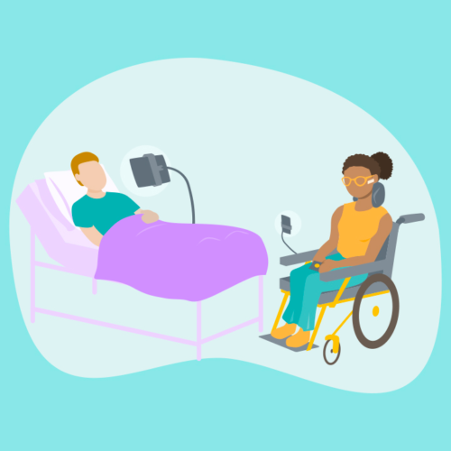 Desenho estilizado de um rapaz deitado numa cama de hospital olhando para um tablet preso a um suporte, em frente a uma moça sentada numa cadeira de rodas olhando para um celular preso a um suporte